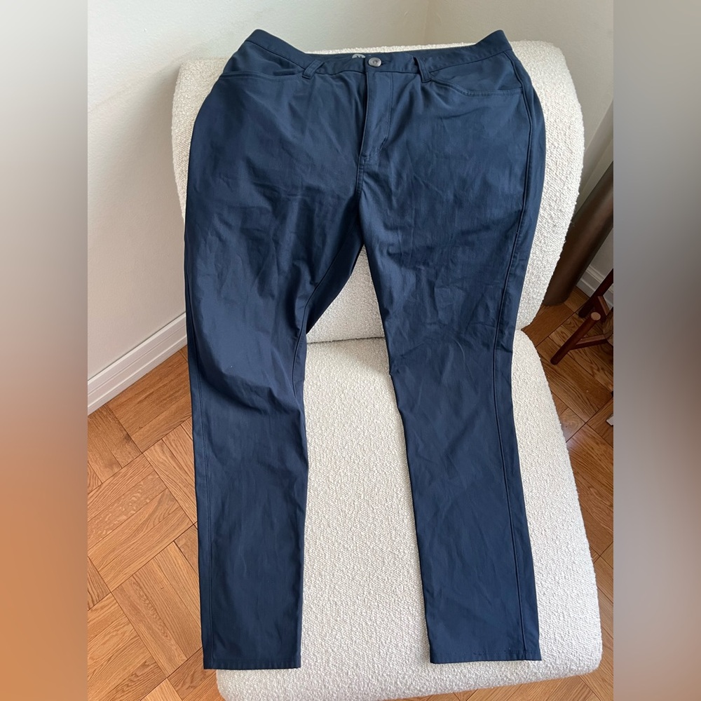 LIKE NEW! Vuori Men’s Meta Pant in Ink, Size 32. Worn 2x - super versatile pant!